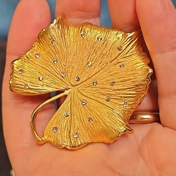 Vintage 1950s crystal choker 2 strands, 2 gold tone brooches - Picture 3 of 14